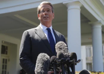 Secretario del Tesoro de EEUU dice que guerra comercial con China no es “sostenible”