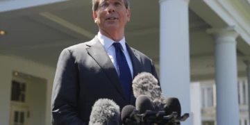 Secretario del Tesoro de EEUU dice que guerra comercial con China no es “sostenible”