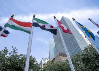 La nueva bandera de Siria se iza por primera vez en la sede de la ONU en Nueva York