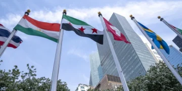 La nueva bandera de Siria se iza por primera vez en la sede de la ONU en Nueva York