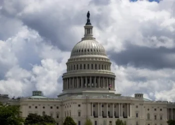 Trump presiona a los republicanos del Senado para que se opongan a la resolución que anularía los aranceles a Canadá