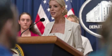 Trump demanda a Maine por participación de atletas transgénero en deportes femeninos