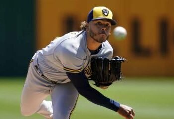 El dominicano Freddy Peralta lanza al nivel esperado