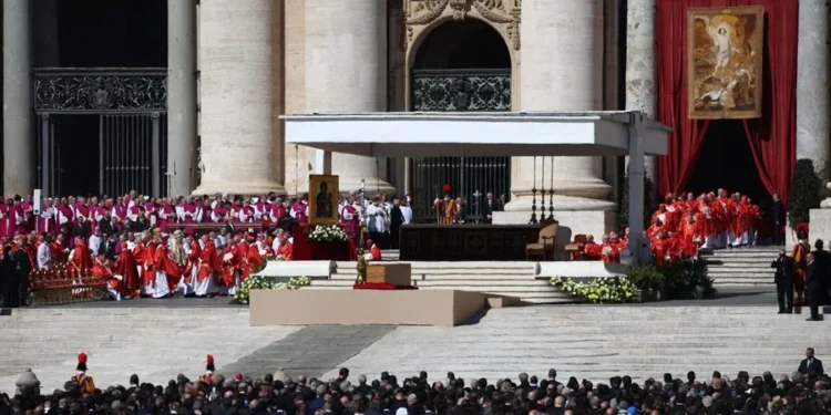 El mundo enterró hoy al Papa que sacó la iglesia Católica a la calle