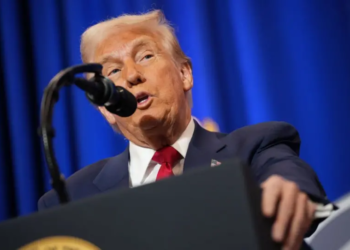 Qué dice la ley de 1798 que Trump invocó para deportar a cientos de venezolanos a El Salvador y que la Corte Suprema permitió que se siga usando