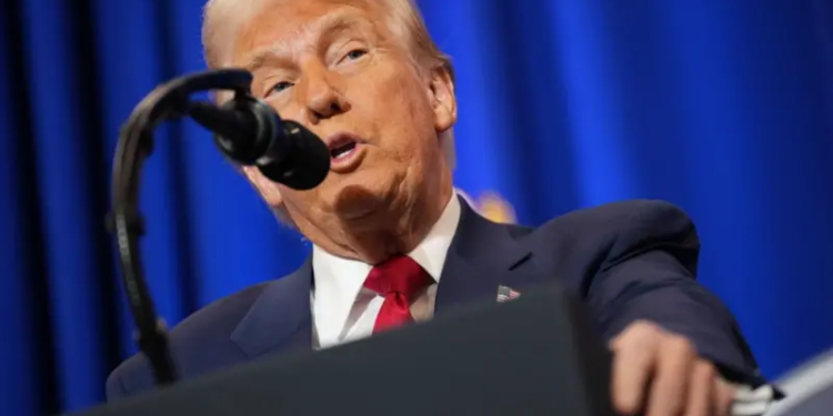 Qué dice la ley de 1798 que Trump invocó para deportar a cientos de venezolanos a El Salvador y que la Corte Suprema permitió que se siga usando