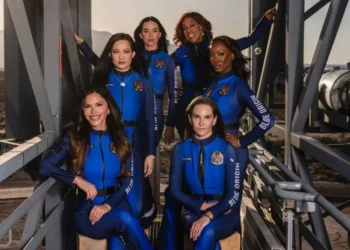 Katy Perry viaja este lunes al espacio con la primera tripulación femenina de la empresa de Bezos