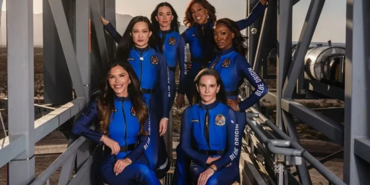 Katy Perry viaja este lunes al espacio con la primera tripulación femenina de la empresa de Bezos