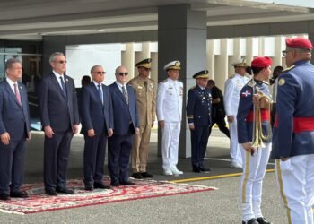 Encuentro histórico: expresidentes y presidente Abinader reciben honores militares antes de diálogo sobre Haití