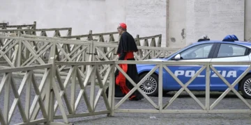 El personal que asistirá al cónclave presta el juramento para guardar el secreto