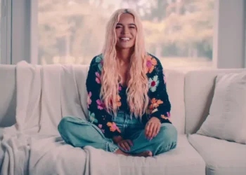 «Es que los latinos no somos gente, ¿o qué?»: el homenaje a la comunidad latina que hace Karol G en su documental de Netflix