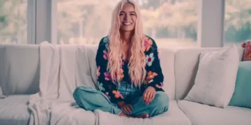 «Es que los latinos no somos gente, ¿o qué?»: el homenaje a la comunidad latina que hace Karol G en su documental de Netflix