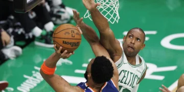 Knicks remontan 20 puntos y golpean primero a Celtics en el Juego 1 de la semifinal del Este