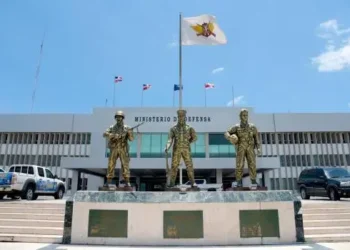 Prohíbe militares portar armas en colmados, bares y discotecas