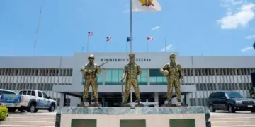 Prohíbe militares portar armas en colmados, bares y discotecas