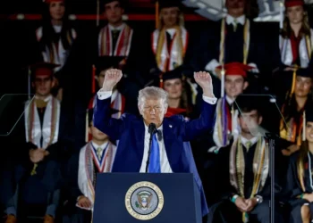 Trump dice que los magnates de internet ahora le «besan el culo» en un discurso en la Universidad de Alabama