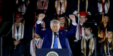 Trump dice que los magnates de internet ahora le «besan el culo» en un discurso en la Universidad de Alabama