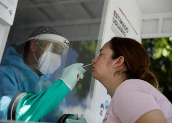 Nueva variante de COVID-19 podría elevar casos en varias partes del planeta, según OMS