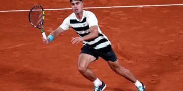 Alcaraz se deja un set en su vigésima victoria en Roland Garros