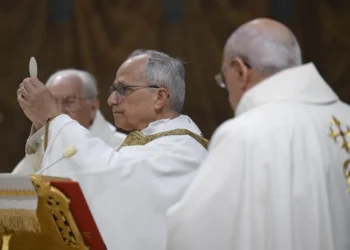 Zapatos negros y dos mujeres para leer las lecturas en la primera misa de León XIV en la Capilla Sixtina