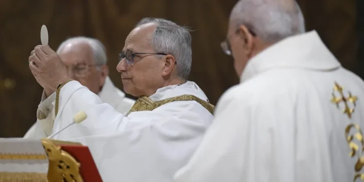 Zapatos negros y dos mujeres para leer las lecturas en la primera misa de León XIV en la Capilla Sixtina