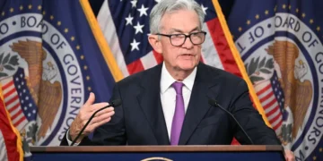 Desafiada por Trump, la Fed mantiene las tasas y alerta del riesgo inflacionario