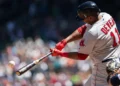 Rafael Devers y los Medias Rojas intentan calmar tensiones tras polémica por cambio de posición