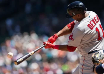 Rafael Devers y los Medias Rojas intentan calmar tensiones tras polémica por cambio de posición