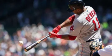 Rafael Devers y los Medias Rojas intentan calmar tensiones tras polémica por cambio de posición