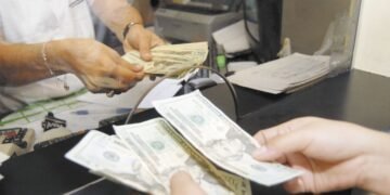 Republicanos impulsan un impuesto del 5% a las remesas en medida fiscal impulsada por Trump