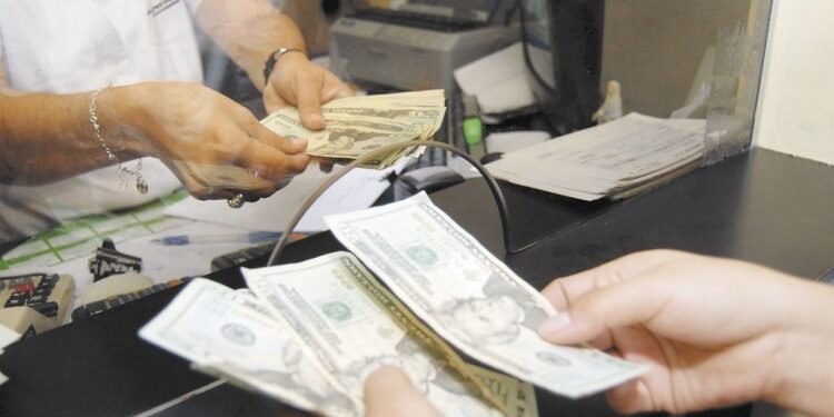 Republicanos impulsan un impuesto del 5% a las remesas en medida fiscal impulsada por Trump