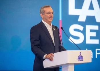 Presidente Luis Abinader negocia financiamiento total del transporte de Santo Domingo