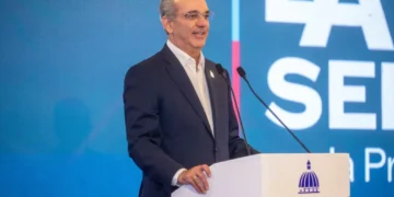 Presidente Luis Abinader negocia financiamiento total del transporte de Santo Domingo