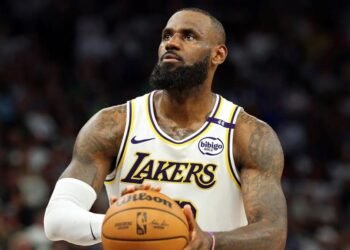 LeBron James ejerce su opción de jugador y renueva por 52,6 millones y un año con Lakers