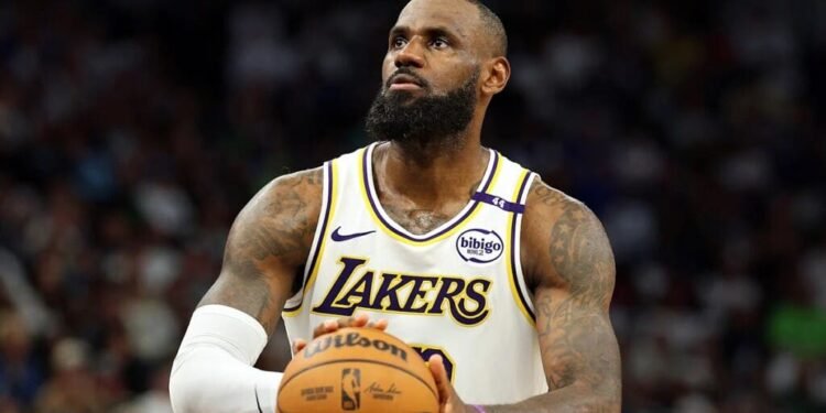 LeBron James ejerce su opción de jugador y renueva por 52,6 millones y un año con Lakers