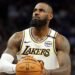 LeBron James ejerce su opción de jugador y renueva por 52,6 millones y un año con Lakers