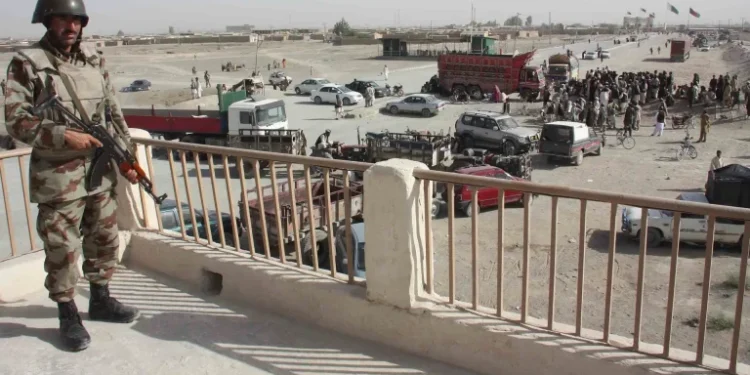 Pakistán cierra frontera con Irán por la tensión con Israel, desatando una crisis interna