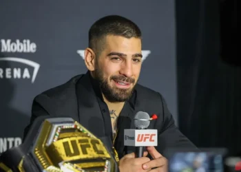 El español Topuria vence por nocaut a Oliveira y es campeón ligero de la UFC