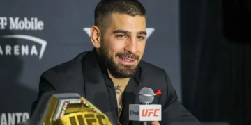 El español Topuria vence por nocaut a Oliveira y es campeón ligero de la UFC