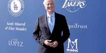 Así es Mark Walter, el multimillonario que compró los Lakers por 10.000 millones