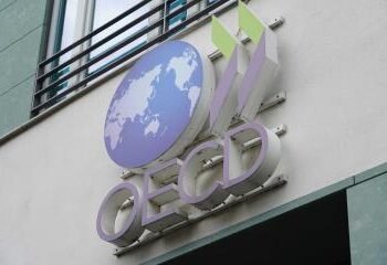 La guerra comercial reduce las perspectivas de crecimiento económico mundial, advierte la OCDE