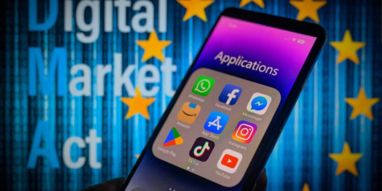 Ciudadanos en Estados Unidos prefieren redes sociales para informarse, desplazando la televisión