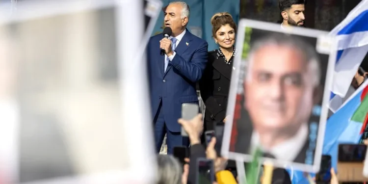 El hijo del sah de Irán se propone para liderar una transición pacífica y democrática