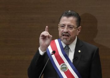 Fiscalía de Costa Rica acusa al presidente Chaves de financiamiento electoral ilegal