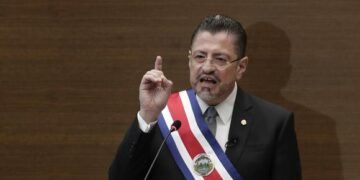 Fiscalía de Costa Rica acusa al presidente Chaves de financiamiento electoral ilegal