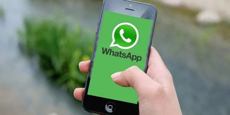 WhatsApp comienza a incluir anuncios, pero no en los chats personales