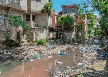 Unas 44 mil familias en RD arrojan su basura en ríos y cañadas por falta de recolección