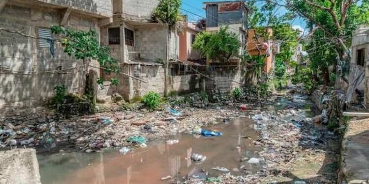 Unas 44 mil familias en RD arrojan su basura en ríos y cañadas por falta de recolección