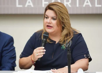 Acusan a la gobernadora de PR de traicionar a dominicanos tras compartir datos con Migración