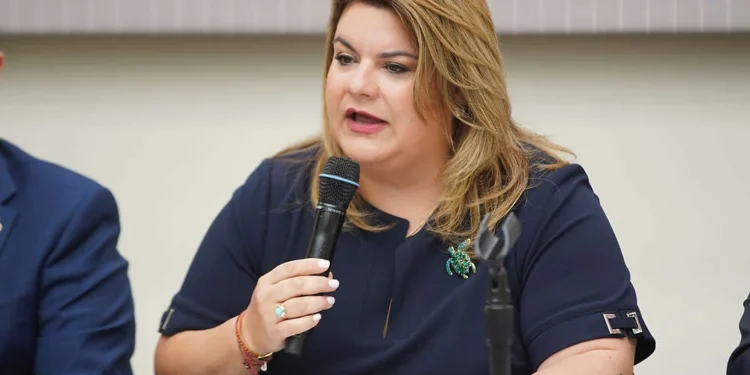 Acusan a la gobernadora de PR de traicionar a dominicanos tras compartir datos con Migración